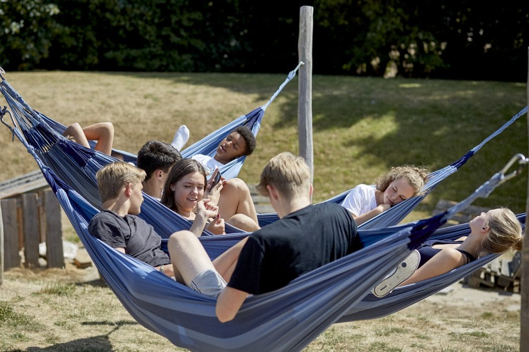 unge mennesker i hængekøje