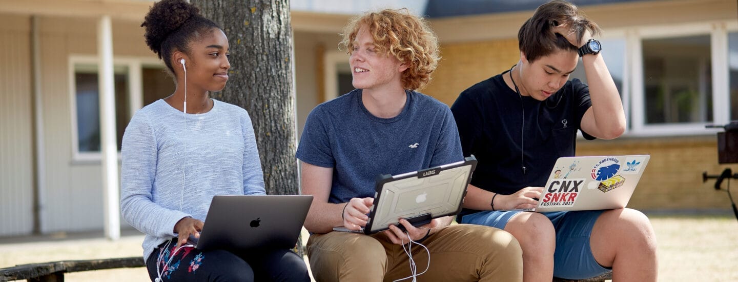 Sommerskolen - 3 elever med computer