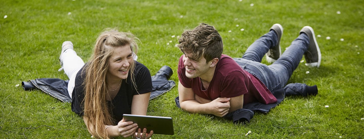 Ligger i græsset og har danskundervisning online