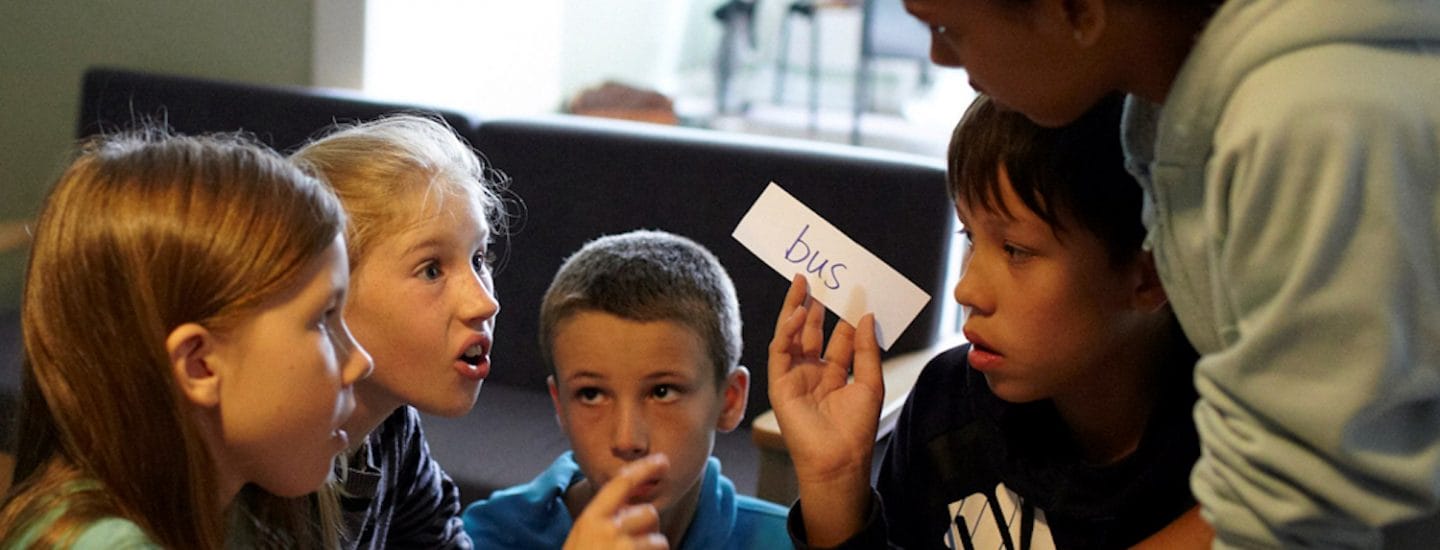 Børn der lærer dansk på et learning center
