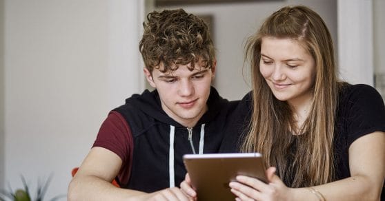 To unge kigger på en iPad