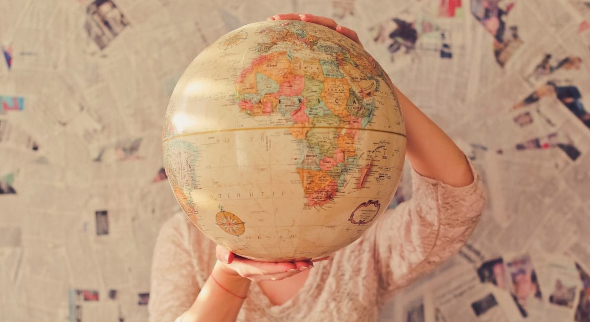 Kvinde bag globus, Danes Worldwide