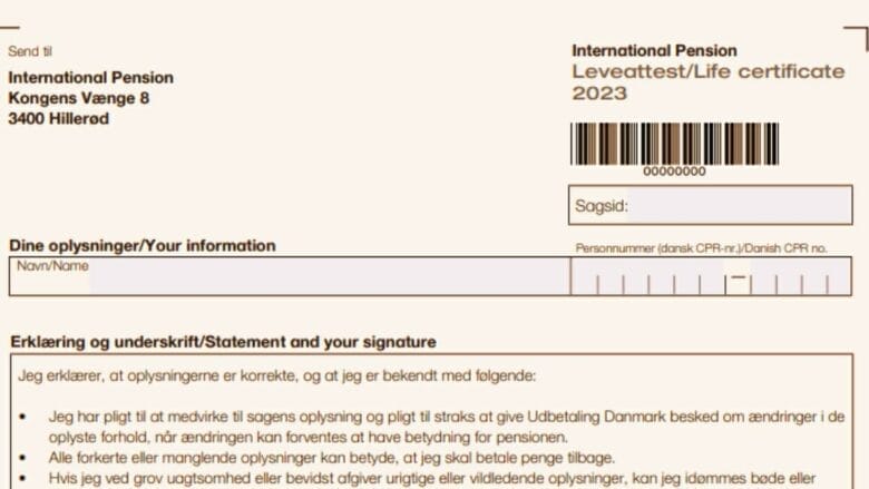 Billedet viser en tosproget International Pension Life Certificate-formular for 2023 med sektioner for personlige oplysninger og en erklæring. Den indeholder dansk og engelsk tekst, en stregkode og en header med adresse i Hillerød.
