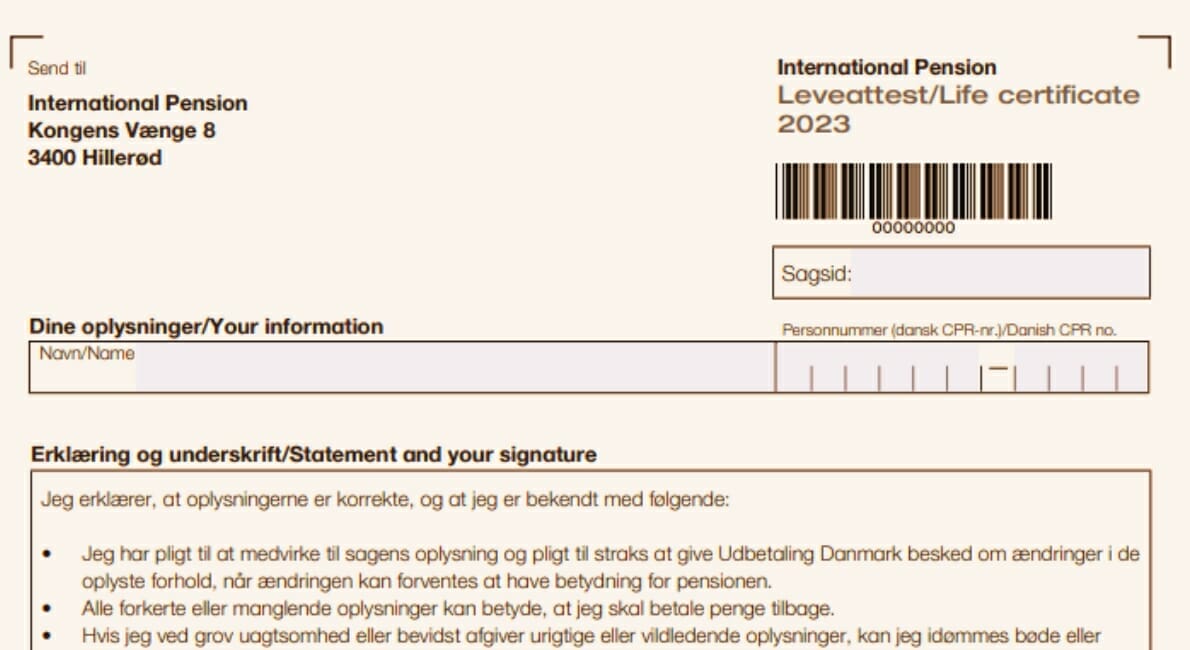 Billedet viser en tosproget International Pension Life Certificate-formular for 2023 med sektioner for personlige oplysninger og en erklæring. Den indeholder dansk og engelsk tekst, en stregkode og en header med adresse i Hillerød.
