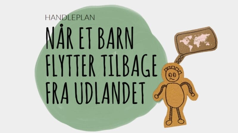 Illustration af en paprobot, der holder en kuffert med et verdenskort. Teksten "HANDLEPLAN: Når et barn flytter tilbage fra udlandet" er skrevet med store bogstaver på en grøn cirkel.