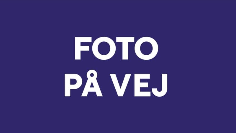 Billedet har hvid tekst på en blå baggrund, hvor der står "FOTO PÅ VEJ", som er dansk for "Photo On The Way".