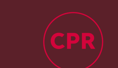 Mørkerød baggrund med bogstaverne "CPR" i fed rød inde i en tynd rød cirkel, placeret på højre side af billedet.