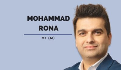 En person i blå jakkesæt og hvid skjorte er vist mod en lyseblå baggrund. Teksten "MOHAMMAD RONA MF (M)" vises i sort ved siden af personen.