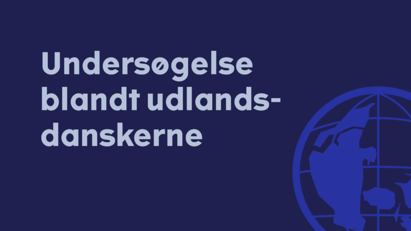Blå baggrund med dansk tekst: "Undersøgelse blandt udlandsdanskerne," betyder "Undersøgelse blandt danskere i udlandet." Til højre er en abstrakt globusgrafik i blå og mørkeblå delvist synlig. For flere detaljer, kontakt via pressekontakt.