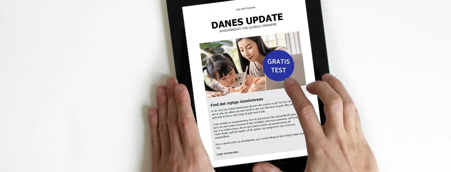 Hands holding a tablet displaying an online newsletter titled DANES UPDATE with a photo of a woman and child reading. A blue sticker on the screen says GRATIS TEST.
