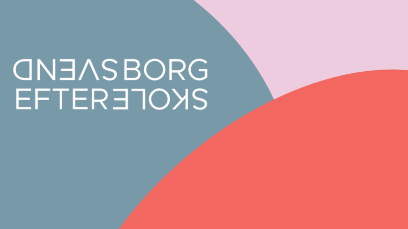 A graphic with three overlapping curved sections in blue-gray, pink, and red-orange. The text SKOLENS BORG EFTERSKOLE is mirrored and in white, placed over the blue-gray area.