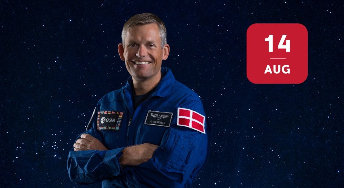 En smilende astronaut i en blå ESA-heldragt med et dansk flagmærke står mod en stjerneklar baggrund i rummet. En rød firkant viser datoen 14. AUG i højre side af billedet.