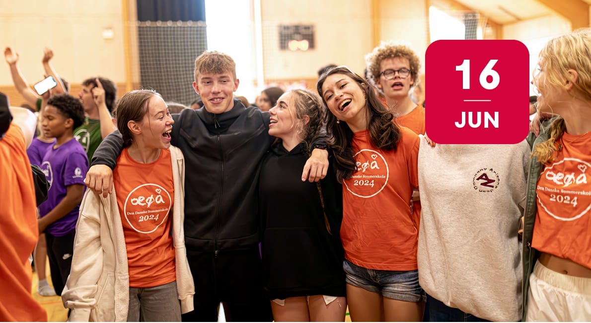 En gruppe smilende teenagere i sportstøj står sammen med armene om hinanden i et fitnesscenter. To har orange "2024"-t-shirts på. En lyserød grafik med "16. juni" dækker delvist den ene person. Andre jubler i baggrunden.