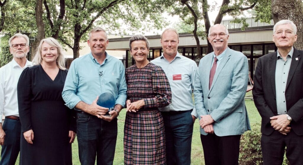 Fra venstre: Jens-Otto Horslund, bestyrelsesformand for Danes Worldwide | Christina Egelund, uddannelses- og forskningsminister | Andreas Mogensen, astronaut, ESA | Margrethe Vestager, bestyrelsesleder for DTU | Michael Bach Petersen, generalsekretær for Danes Worldwide | Anders Bjarklev, rektor på DTU | Henning Skriver, institutdirektør for DTU Space.