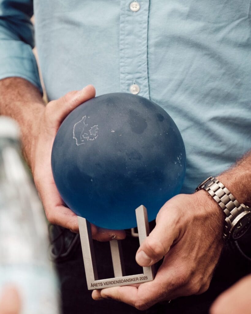 Prisen er designet af den anerkendte danske glaskunstner Stig Persson