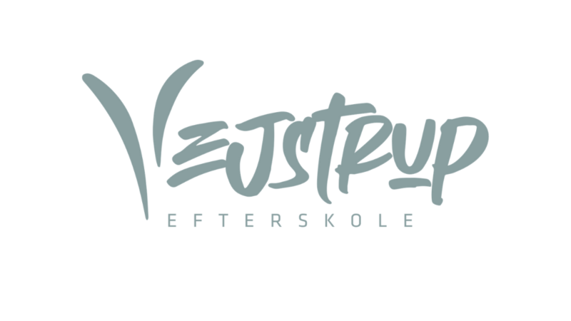 Logo for Vejstrup Efterskole med stiliseret, håndskrevet tekst i lys blågrå på hvid baggrund. VEJSTRUP er fed og stor, og EFTERSKOLE står med mindre, store bogstaver nedenunder.