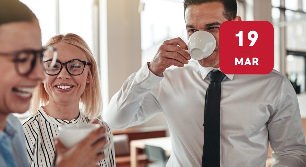 Tre personer i forretningstøj smiler og drikker kaffe sammen i et lyst kontormiljø. En rød kalendergrafik i hjørnet viser datoen 19 MAR.