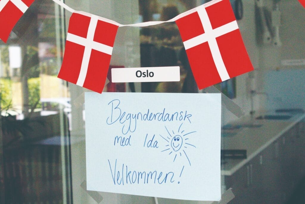 skilt med danmarksflag