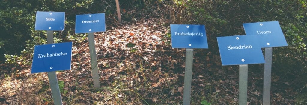 skilte med ord på nivaagård