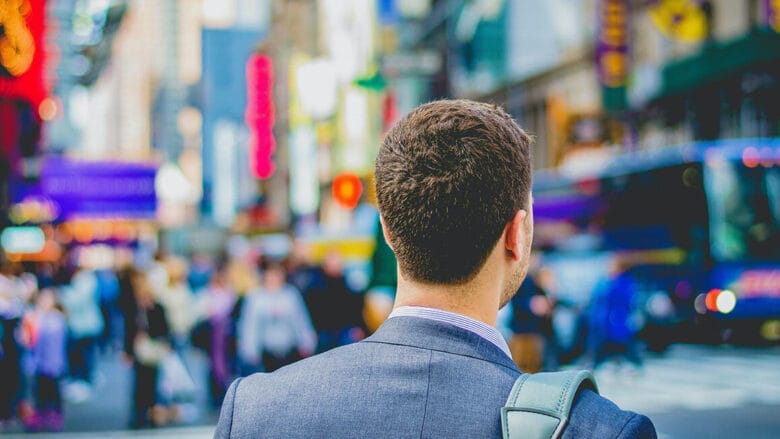 mand kigger på pulserende byliv