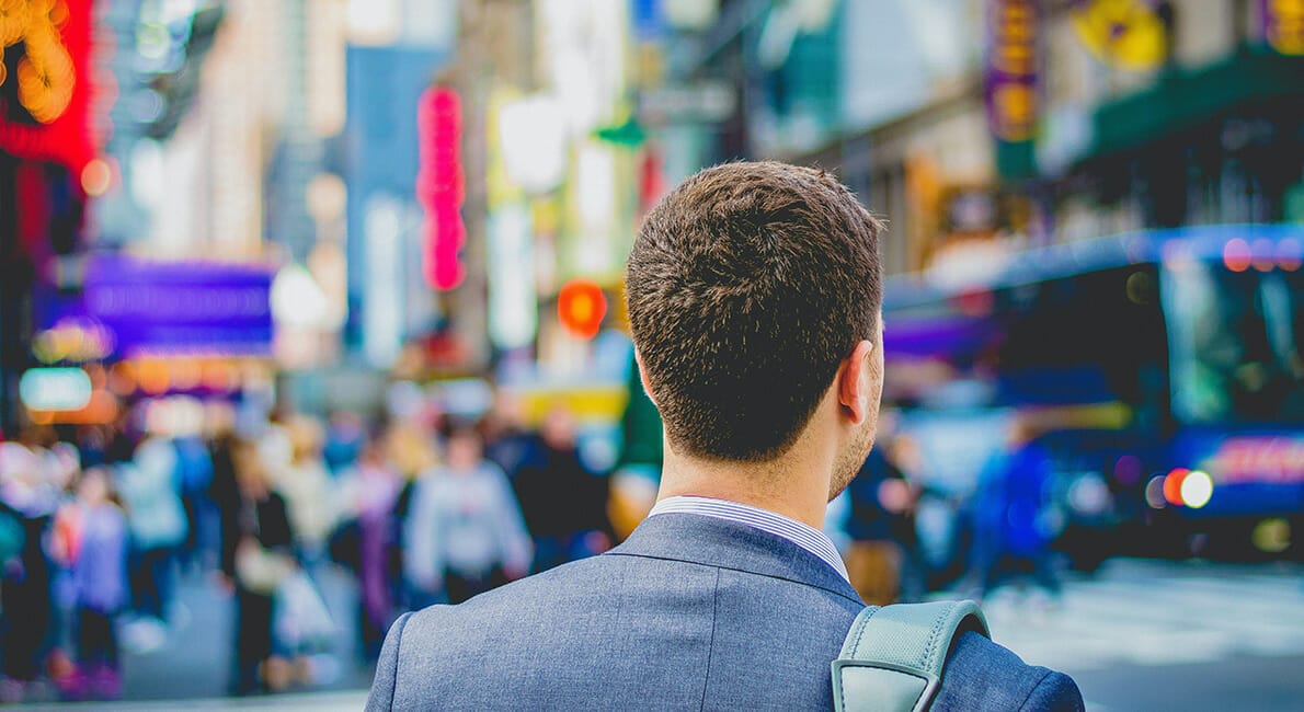 mand kigger på pulserende byliv