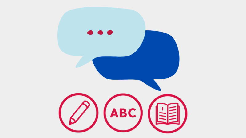 Illustration af to overlappende talebobler, en lyseblå med tre prikker og en mørkeblå. Nedenfor er tre røde ikoner: en blyant, "ABC" og en åben bog, der alle symboliserer kommunikation og sprog.